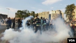 La policía arremetió contra los manifestantes con gases lacrimógenos y balas de goma.