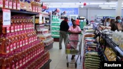 Sebethwele nzima abalamabhizimusi eZimbabwe ngenxa yokugugudeka kwedollar lelizwe.