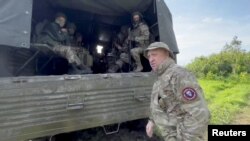 Osnivač privatne plaćeničke grupe Wagner Jevgenij Prigožin razgovara sa vojnicima tokom povlačenja njegovih snaga iz Bakhmuta