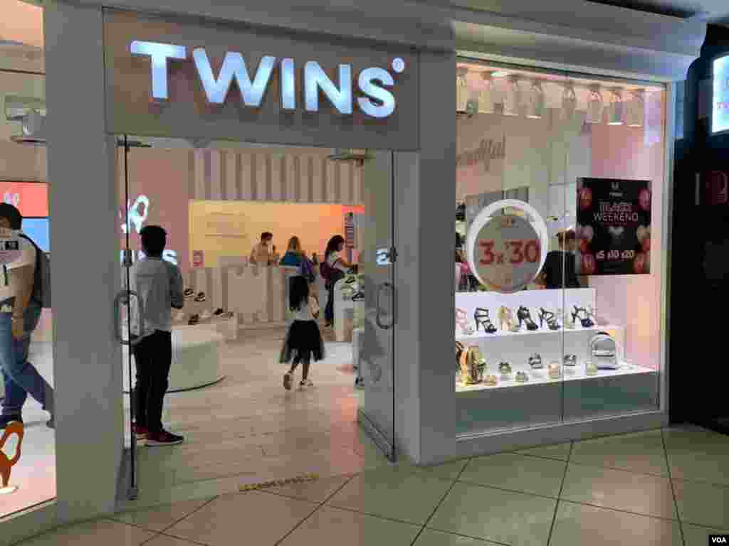 En las tiendas que la VOA pudo observar, los precios estaban marcados en dólares. Foto: Luisana Solano.