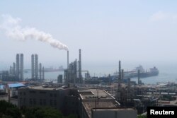 Kilang Dalian Petrochemical Corp milik China National Petroleum Corporation (CNPC) terlihat di dekat pusat kota Dalian di Provinsi Liaoning, China, 17 Juli 2018. (Foto: Reuters)