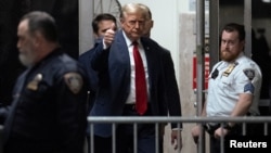 Bivši američki predsednik Donald Tramp prilikom ulaska u sudnicu (Foto: Jeenah Moon/Pool via REUTERS)