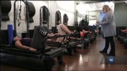 Kурси пілатесу модернізували для боротьби з болем і напруженням у шиї через надмірне користування смартфонами. Відео