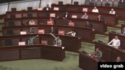 香港泛民主派議員在立法會上抗議一地兩檢方案