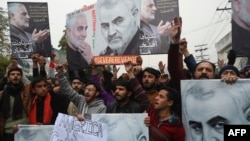 Musulmanes chiís paquistaníes protestan por el asesinato del principal comandante iraní Qassem Soleimani en Irak, fuera del consulado de EE. UU. en Lahore, el 7 de enero de 2020.