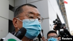 因參加一個反政府的“非法集會”而被警方逮捕的香港壹傳媒創辦人黎智英2020年2月28日離開香港警察局時接受媒體採訪。資料照。