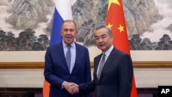 Ngoại trưởng Nga Sergei Lavrov bắt tay người đồng cấp Trung Quốc Vương Nghị khi gặp mặt tại Nhà khách Quốc gia Điếu Ngư Đài ở Bắc Kinh hôm 16/10/2023. Ông Lavrov hôm 4.4 ca ngợi kết hoạch hòa bình Ukraine do Trung Quốc đưa ra.