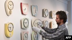 Годинникар Матіас Бек переводить стрілки експонатів музею годинників у місті Фюртванґен у Німеччині 19 березня 2018.