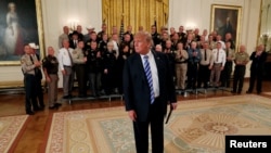 Президент США Дональд Трамп у Білому домі вислуховує запитання журналістів про анонімну статтю в New York Times. 5 вересня 2018р. 