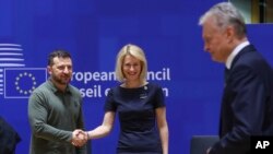 Kryeministrja e Estonisë Kaja Kallas shtërngon duart me Presidentin ukrainas Volodymyr Zelenskyy gjatë takimit të Bashkimit Evropian në Bruksel më 27 qershor, 2024/AP