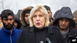 Okružena migrantima, Dunja Mijatović, komesarka Saveta Evrope za ljudska prava obraća se medijima u izbegličkom kampu Vučjak, u Bosni i Hercegovini, 3. decembra 2019. 