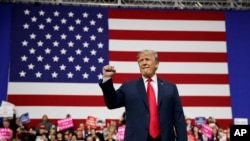 El presidente de EE.UU., Donald Trump, participó en un acto de campaña en en Moon Township, Pennsylvania, el 10 de marzo de 2018. (AP Photo/Carolyn Kaster)