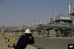 Machimbo ya mafuta ya Khurais kilomita 150 mashariki kaskazini mashariki ya Riyadh, Saudi Arabia.