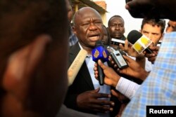 FILE - Aliyekuwa mgombea ugavana wa -SPLM Abdel-Aziz Adam al-Hilu akiongea na waandishi wa habari mjini Kadogli kusini mwa jimbo la Kordofan, Sudan, Mei 2, 2011.