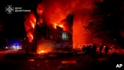 頓涅茨克東部地區多​​布羅皮利亞市的消防人員正在滅火遭到俄羅斯火箭攻擊的房屋。 (2025年3月8日)