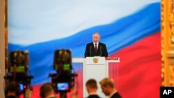 Vladimir Putin presta juramento como presidente ruso durante una ceremonia de inauguración en el Gran Palacio del Kremlin en Moscú, el martes 7 de mayo de 2024.