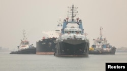 Kapal-kapal kargo di Terusan Suez, Mesir (foto: dok). Banyak perusahaan pelayaran kini menghindari Terusan Suez akibat serangan Houthi di Laut Merah. 