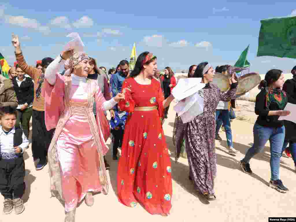 Jinên Efrînê di Çalakiya 8ê Adarê da