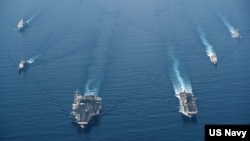 美国海军罗斯福号航母战斗群与马金岛号两栖戒备群2021年4月9日在南中国海进行编组巡航。（美国海军照片）