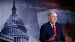 El líder del Senado, el republicano Mitch McConnell, de Kentucky, habla con los periodistas el 21 de abril de 2020.