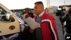 El exjesuita Pedro Lima parte del aeropuerto internacional de El Alto en El Alto, Bolivia, hacia La Paz el lunes 22 de mayo de 2023 para hacer una declaración relacionada con la pedofilia de una iglesia.