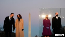 圖為美國當選總統拜登和妻子吉爾、當選副總統哈里斯和丈夫埃姆霍夫在就職宣誓的前一晚站在華盛頓紀念碑前。（路透社2021年1月19日資料照）