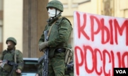 Uvamizi wa Russia huko Crimea. Askari wenye silaha wakiwa katika Bunge la Crimea.
