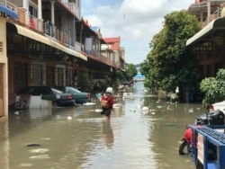អ្នករស់​នៅ​ក្នុងបុរីពិភពថ្មី​ផ្លូវវេងស្រេងមួយចំនួនប្រើ​ទូក​ ធ្វើ​ដំណើរ និងដឹកឥវ៉ាន់​ នៅថ្ងៃទី​១២ ខែតុលា​ ឆ្នាំ​២០២០។​ (ហ៊ុល រស្មី/វីអូអេ)