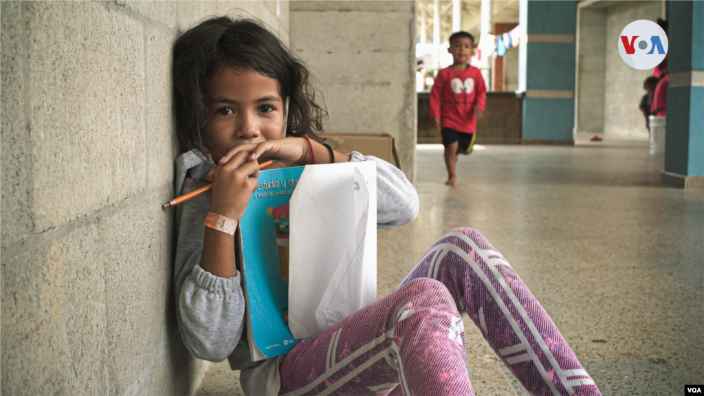 Decenas de niños y niñas venezolanos se albergan en los cerca de 20 refugios habilitados para migrantes en el departamento de Arauca, Colombia, tras registrarse enfrentamientos armados en sus territorios.