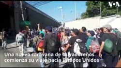 Nueva caravana de salvadoreños atraviesa el boulevard Oscar Romero en Chalchuapa, El Salvador, en su camino hacia la frontera con Guatemala, a tres horas de la pequeña ciudad.