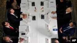 2019年2月21日美中貿易談判在白宮舉行。左邊從上至下為美國貿易代表萊特希澤、美國財長姆努欽和白宮首席經濟顧問庫德洛。右邊從上至下為中國副總理劉鶴、中國央行行長易綱和中國財政部副部長廖岷。 