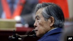 ARCHIVO - El expresidente de Perú Alberto Fujimori escucha una pregunta durante su testimonio en una sala de audiencias en una base militar en Callao, Perú, el 15 de marzo de 2018. La Corte Constitucional del país ordenó el 28 de noviembre de 2023 la excarcelación de Fujimori.