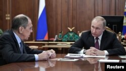 El presidente de Rusia, Vladimir Putin, derecha, ordenó a sus ministros que no inicien conversaciones de desarme con Washington.