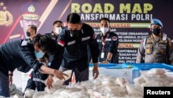 រូបឯកសារ៖ ប៉ូលិស​ឥណ្ឌូណេស៊ី​បង្ហាញ​ដល់​អ្នក​សារព័ត៌មាន​នូវ​ថ្នាំញៀន​ប្រភេទ​មេតំហ្វេតាមីន ចំនួន​២,៥​តោន ដែល​ត្រូវ​បាន​រឹបអូស​ពី​តំបន់​មជ្ឈិមបូព៌ា ម៉ាឡេស៊ី និង​ឥណ្ឌូណេស៊ី នៅ​ក្រុង​ហ្សាការតា​​កាល​ពី​ថ្ងៃ​ទី​២៨ ខែ​មេសា ឆ្នាំ​២០២១។ 