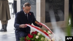 2024年11月11日波蘭獨立日儀式 ，波蘭總統杜達在華沙向無名烈士墓獻花圈。