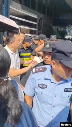 ผู้ฝากเงินกับบริษัทจงหรง อินเตอร์เนชันแนง ทรัสต์ ประท้วงหน้าสำนักงานใหญ่ของบริษัทในกรุงปักกิ่ง เมื่อวันที่ 15 สิงหาคม 2023