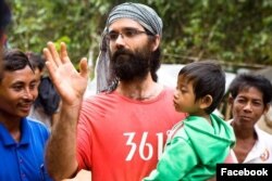 លោក ​អាឡិចសាន់ដ្រូ ​ហ្កុនហ្សាឡេស​ដាវីតសុន ស្ថាបនិក​អង្គការ​មាតា​ធម្មជាតិ។ (រូបភាព​ដក​ស្រង់​ចេញ​ពី​ទំព័រហ្វេសប៊ុក​ Alejandro Gonzalez Davidson)