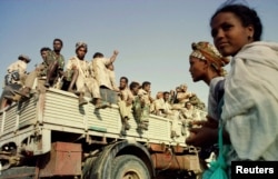 ፋይል ፎቶ - ወጣቶች በወታደራዊ መኪኖች ተጭነው እ.አ.አ. 2000