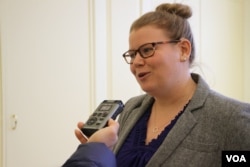 អ្នកស្រី​សាស្ត្រាចារ្យ Allison Patch មកពី​កម្មវិធី​បញ្ញវន្ត​នៃ​មជ្ឈមណ្ឌល​សិក្សា​កិច្ចការ​អន្តរជាតិ នៃ​សាកលវិទ្យាល័យ Maryland (ស្រេង លក្ខិណា/VOA)