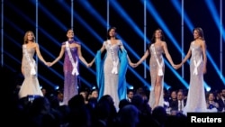 ARCHIVO - Miss Nicaragua Sheynnis Palacios, en el centro, junto a otras participantes en el 72º concurso de belleza Miss Universo en San Salvador, El Salvador, el 18 de noviembre de 2023.
