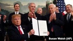 Rais Donald Trump baada ya kusaini tamko la kuitambua haki ya Israeli kumiliki ardhi ya Golan Heights, huku Waziri Mkuu wa Israeli Benjamin Netanyahu akishuhudia tukio hilo White House, Washington, Jumatatu, Machi 25, 2019.