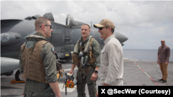 وزیر جنگ آمریکا روی عرشه ناو یواس‌اس آیوجیما 
