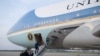 Президент США Джо Байден піднімається на борт Air Force One перед вильотом до Франції з бази Ендрюс у Меріленді, 4 червня 2024 року. Візит Байдена відбувається на тлі ускладнення ситуації у війні в Україні, а також на тлі президентської кампанії у США. (Фото SAUL LOEB / AFP)
