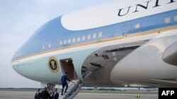 Президент США Джо Байден піднімається на борт Air Force One перед вильотом до Франції з бази Ендрюс у Меріленді, 4 червня 2024 року. Візит Байдена відбувається на тлі ускладнення ситуації у війні в Україні, а також на тлі президентської кампанії у США. (Фото SAUL LOEB / AFP)