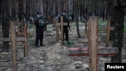 警察在新近收復的伊久姆鎮附近的亂葬墳場進行檢查。(2022年9月16日)