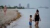 Bañistas entran al agua en la playa de Crandon Park, en la Florida, el 28 de julio de 2023.