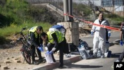 Fuerzas de seguridad israelíes inspeccionan el lugar de un apuñalamiento en un control de seguridad entre Jerusalén y Cisjordania el miércoles 13 de marzo de 2024. Un palestino apuñaló e hirió a dos personas en un control cerca de Jerusalén antes de morir baleado. 
