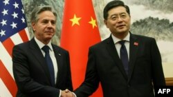 Menteri Luar Negeri AS Antony Blinken dan Menlu China Qin Gang berjabat tangan sebelum melangsungkan pembicaraan di Beijing, hari Minggu (18/6).