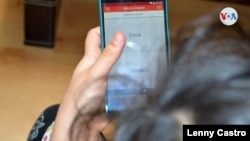 Una usuaria usa el servicio Zelle para enviar dinero.