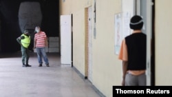 En un recorrido por centros electorales que hizo la Voz de América por Caracas y Maracaibo, en el estado Zulia, en el occidente del país, pudo constatar la poca afluencia de votantes.